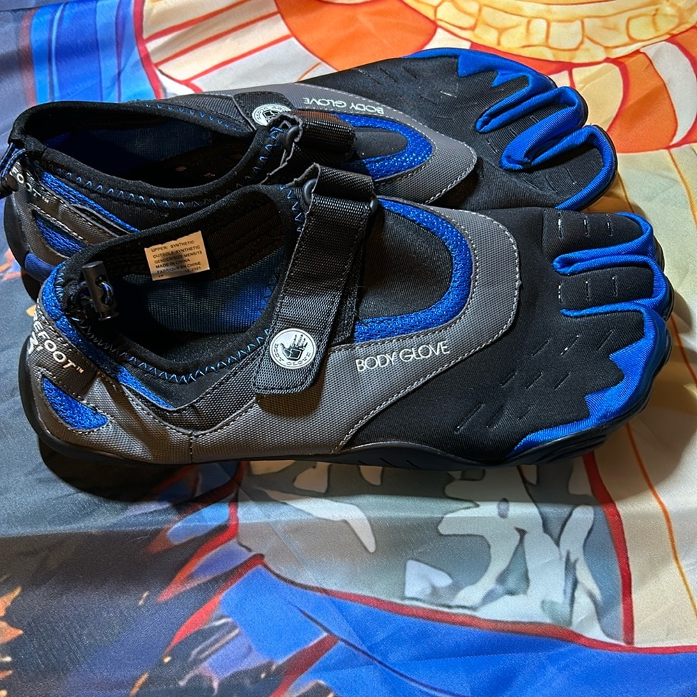 NWOT Men’s Body Glove Toe shoes